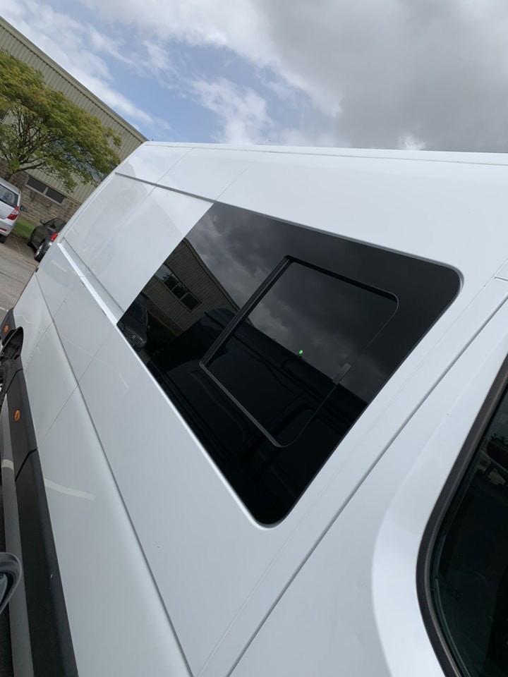 Right Privacy Front Opening MWB/LWB Glass for Renault Master (2010-2023) / Vauxhall Movano (2010-2021) / Nissan NV400 (2010 onwards) / Nissan Interstar (2022-2023)