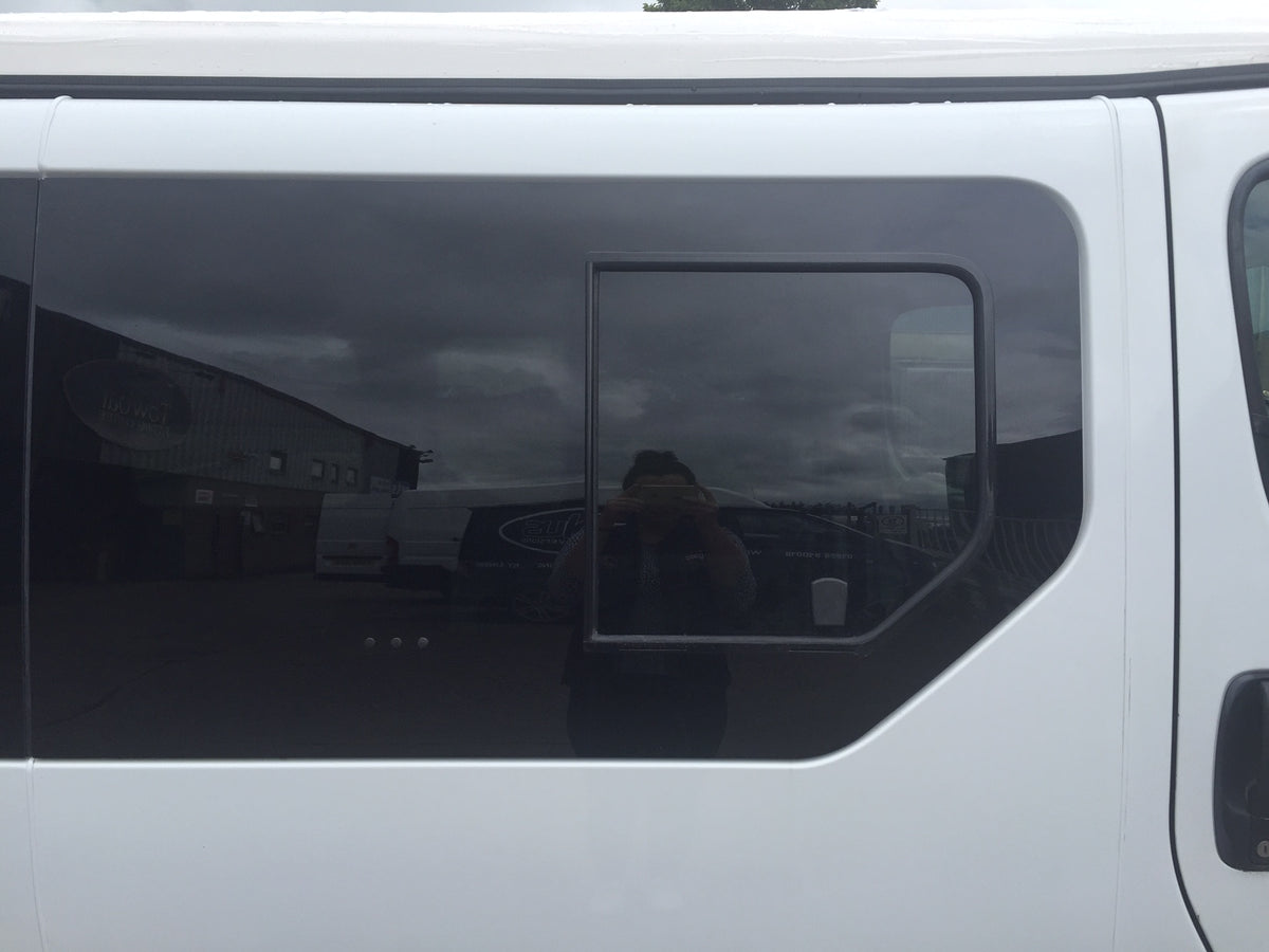 Right Privacy Front Opening Glass for Renault Trafic / Vauxhall Vivaro / Nissan Primastar (2001-2013)