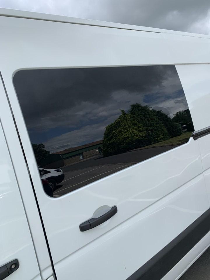 Left Privacy Front Fixed MWB/LWB Glass for Renault Master (2010-2023) / Vauxhall Movano (2010-2021) / Nissan NV400 (2010 onwards) / Nissan Interstar (2022-2023)