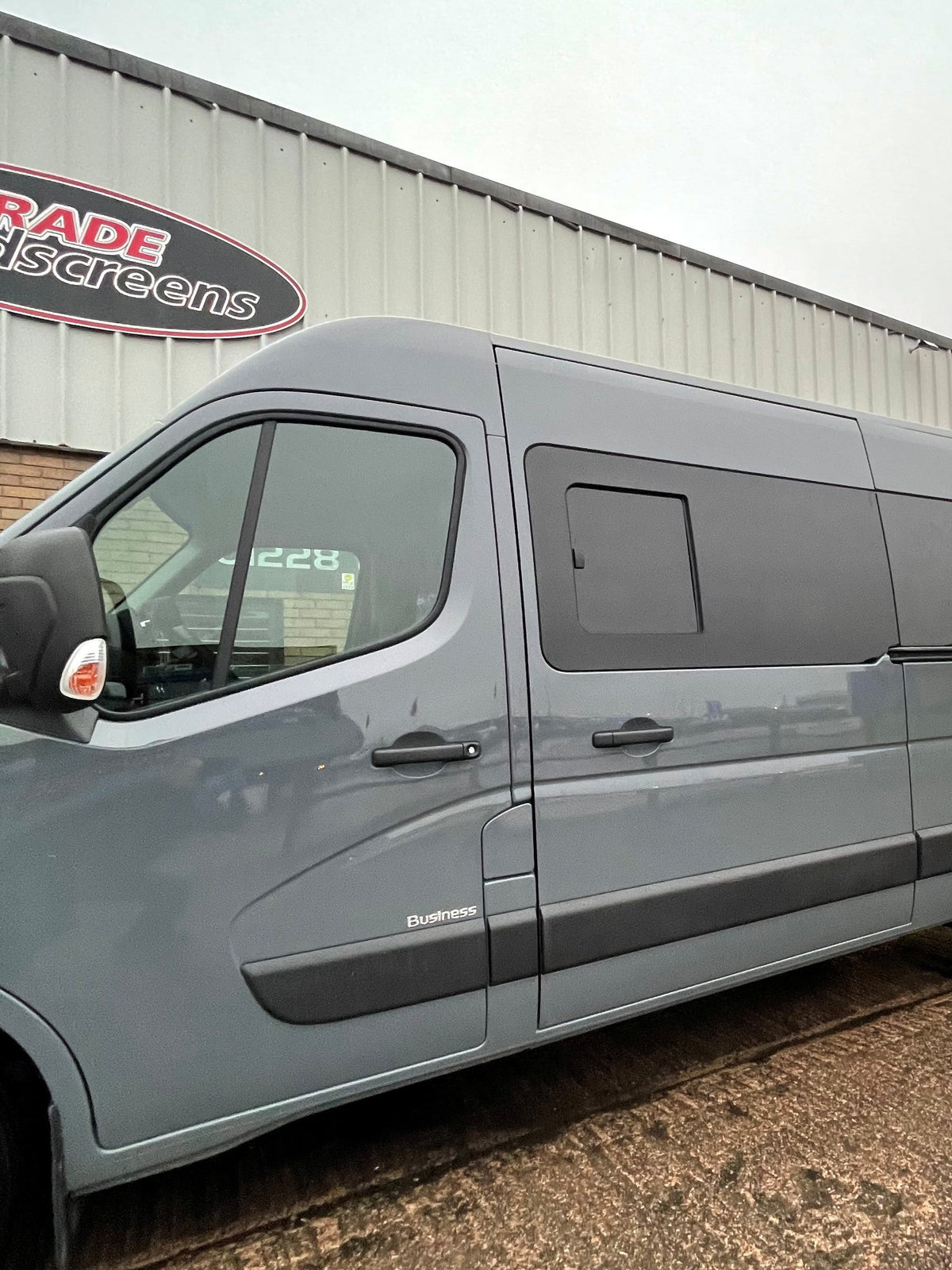 Left Privacy Front Opening MWB/LWB Glass for Renault Master (2010-2023) / Vauxhall Movano (2010-2021) / Nissan NV400 (2010 onwards) / Nissan Interstar (2022-2023)