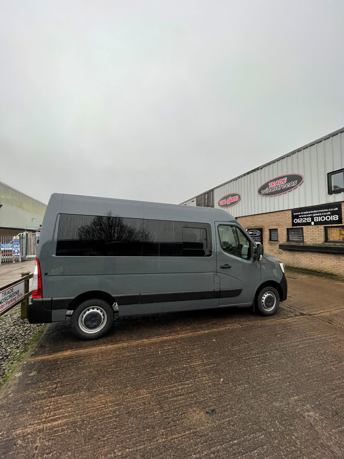 Right Privacy Rear Fixed MWB Glass for Renault Master (2010-2023) / Vauxhall Movano (2010-2021) / Nissan NV400 (2010 onwards) / Nissan Interstar (2022-2023)